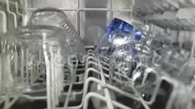洗碗机内部的过程。 洗碗机的内部视图。 慢动作